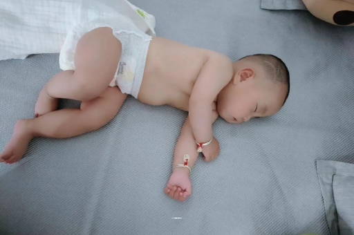 东至没满月的宝宝